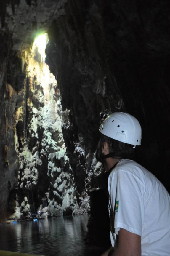 Do fundo da caverna, observando a abertura do Abismo de Anhumas, em Bonito, no Mato Grosso do Sul